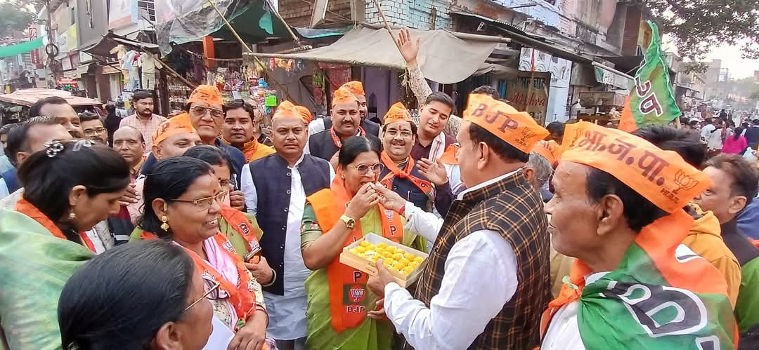 mlaetawah's tweet image. महराष्ट्र प्रदेश में भाजपा की सरकार बनने एवं उत्तर प्रदेश उपचुनाव में सीटें जीतने की खुशी में नगर पालिका चौराहा पर मिष्ठान वितरण करके सभी को शुभकामनाएं दीं
