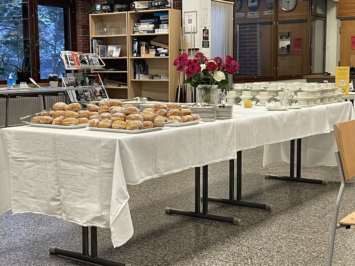 Santahaminan #Sotilaskotiyhdistys’n konsertti sotilaskodissa ja <a href="/KaartinJR/">Kaartin jääkärirykm.</a> #varusmiessoittokunta musisoimassa. 
Lämmin tunnelma ja yleisö viihtyy. 
Paikalla nuoria ja myös kokeneempia sotilaskodin, munkkien ja hyvän musiikin ystäviä. 
#sotilaskoti #yhdessä