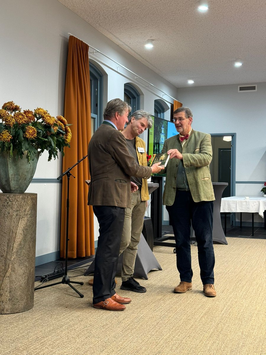 s_KBL's tweet photo. Gisteren vierde SKBL haar 10-jarig jubileum. Eén van de hoogtepunten was de overhandiging van de herziene uitgave 'Nationale gids Historische Buitenplaatsen' aan Diederik baron Van Wassenaer, voorzitter Raad van Bestuur van @twickel, door auteurs René Dessing &amp; Jan Holwerda. https://t.co/UFGWzMLSS5
