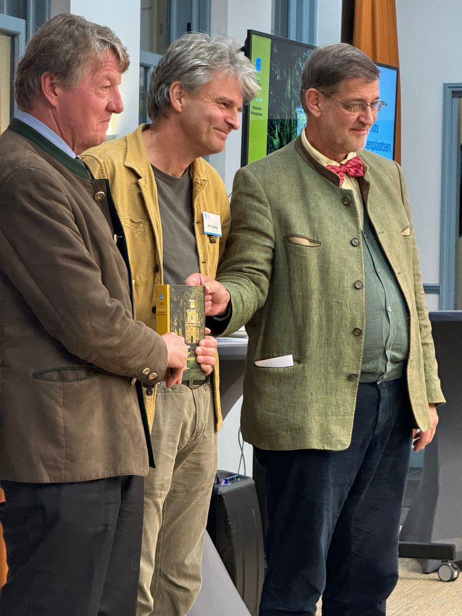 s_KBL's tweet photo. Gisteren vierde SKBL haar 10-jarig jubileum. Eén van de hoogtepunten was de overhandiging van de herziene uitgave 'Nationale gids Historische Buitenplaatsen' aan Diederik baron Van Wassenaer, voorzitter Raad van Bestuur van @twickel, door auteurs René Dessing &amp; Jan Holwerda. https://t.co/UFGWzMLSS5