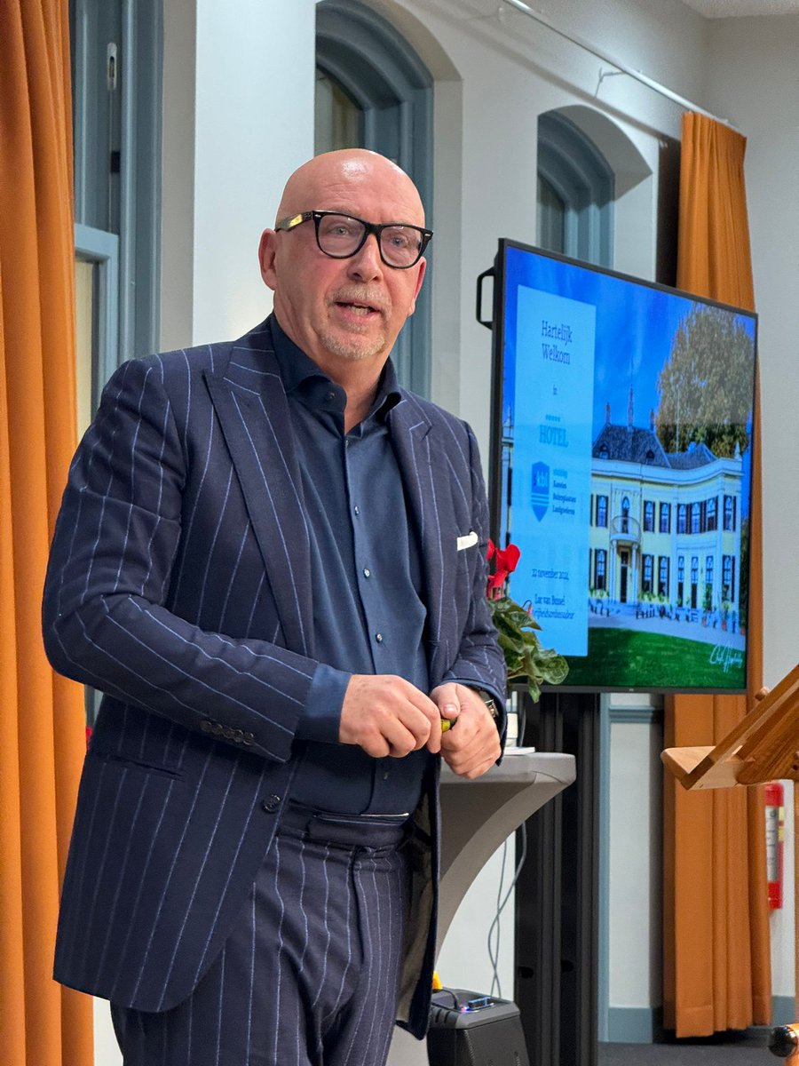 s_KBL's tweet photo. Gisteren vierde SKBL haar 10-jarig jubileum. Eén van de hoogtepunten was de overhandiging van de herziene uitgave 'Nationale gids Historische Buitenplaatsen' aan Diederik baron Van Wassenaer, voorzitter Raad van Bestuur van @twickel, door auteurs René Dessing &amp; Jan Holwerda. https://t.co/UFGWzMLSS5