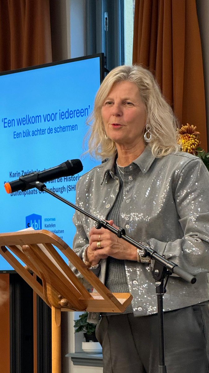 s_KBL's tweet photo. Gisteren vierde SKBL haar 10-jarig jubileum. Eén van de hoogtepunten was de overhandiging van de herziene uitgave 'Nationale gids Historische Buitenplaatsen' aan Diederik baron Van Wassenaer, voorzitter Raad van Bestuur van @twickel, door auteurs René Dessing &amp; Jan Holwerda. https://t.co/UFGWzMLSS5