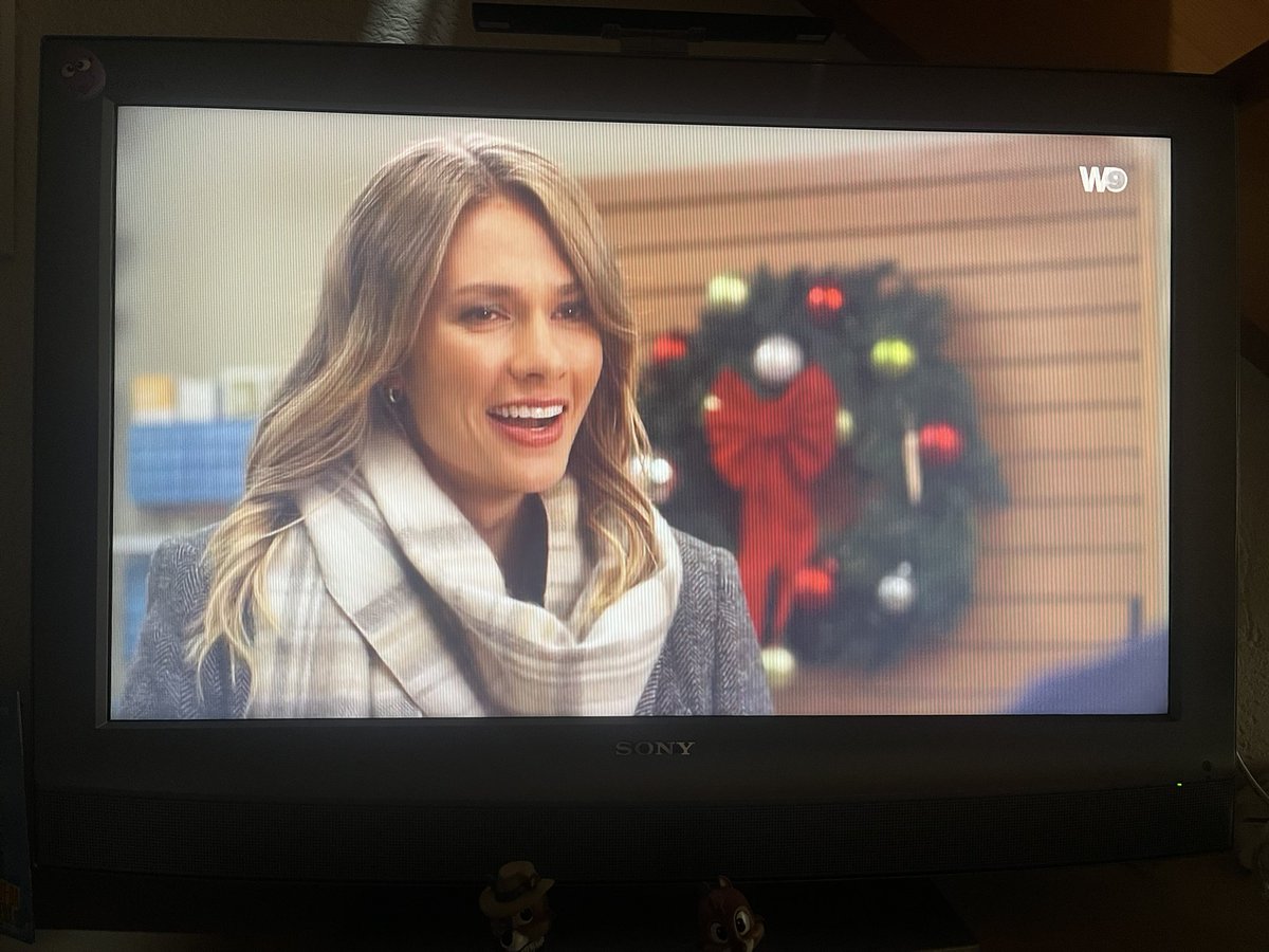CelineLapinou's tweet photo. 😍🎄 Xmas mood! 💝 « Spotlight on Christmas » with Tori on French TV today ☺️☺️ #torianderson #spotlightonchristmas #savencishawaii #xmasmovie https://t.co/5vwZ5KRH75