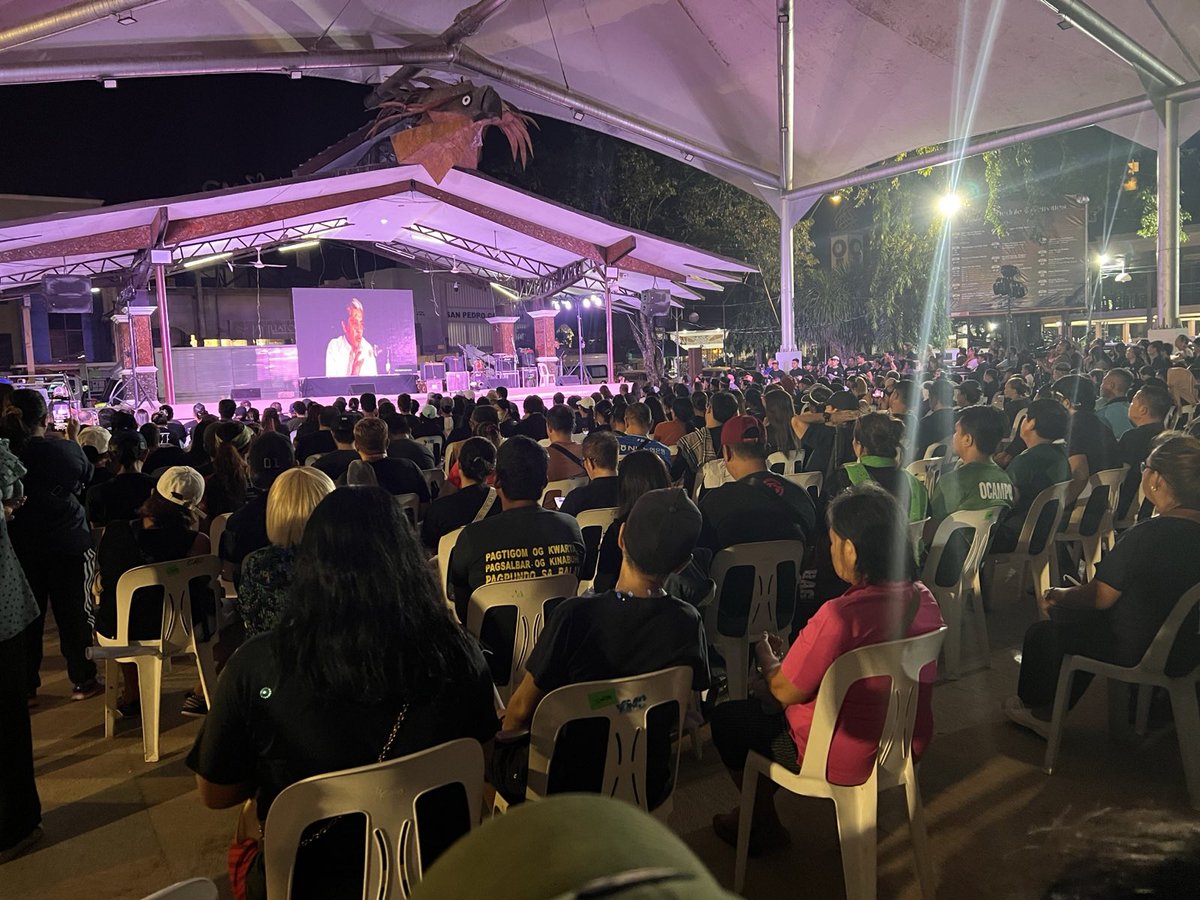 smninews's tweet photo. 📍 Rizal Park, Davao City

TINGNAN | Candle lighting and Prayer Rally for Vice President Inday @indaysara suportado at dinaluhan ng mga Dabawenyo sa Rizal Park.

(1/3) https://t.co/FkuMdy1fAu
