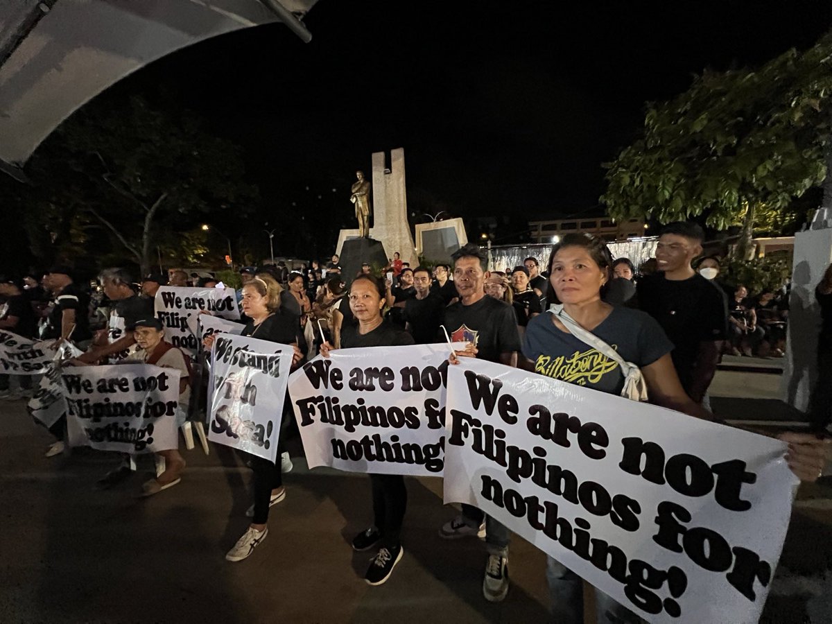 smninews's tweet photo. 📍 Rizal Park, Davao City

TINGNAN | Candle lighting and Prayer Rally for Vice President Inday @indaysara suportado at dinaluhan ng mga Dabawenyo sa Rizal Park.

(1/3) https://t.co/FkuMdy1fAu