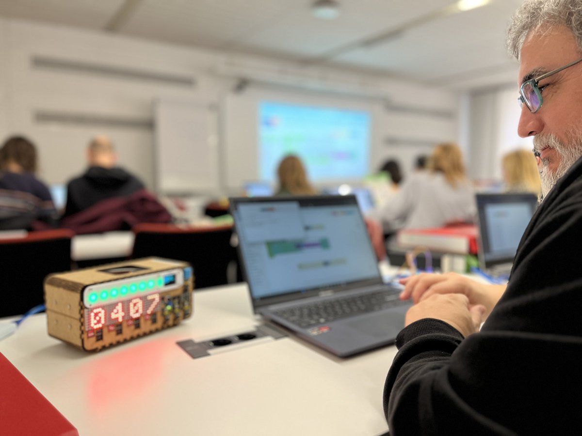 salvicanadell's tweet photo. Content d’aprendre coses noves als tallers d’avui a la #jornadaplaques. La cosa no va només de conèixer plaques👨🏻‍💻 i provar cables🔌, sensors i variables… sinó de companys compartint idees🔗, propostes didàctiques i consells per aterrar-les a l’aula i dur-les a terme🧑🏻‍🎓👩🏻‍🎓👨🏻‍🎓. https://t.co/buRj44G8VQ