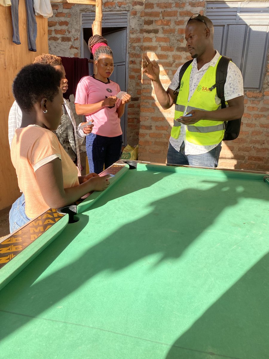 fredkt2022's tweet photo. Reaching out to young people who works in bars and salons sensitizing them about unplanned pregnancy and family planning @Sachmbarara@Saaffunds @NAYDAUGANDA@Elisha4 https://t.co/wJejpXthvW