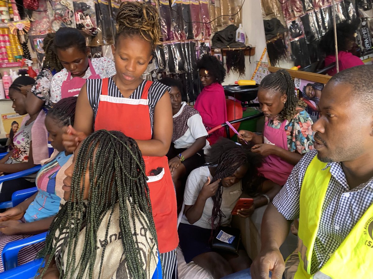 fredkt2022's tweet photo. Reaching out to young people who works in bars and salons sensitizing them about unplanned pregnancy and family planning @Sachmbarara@Saaffunds @NAYDAUGANDA@Elisha4 https://t.co/wJejpXthvW