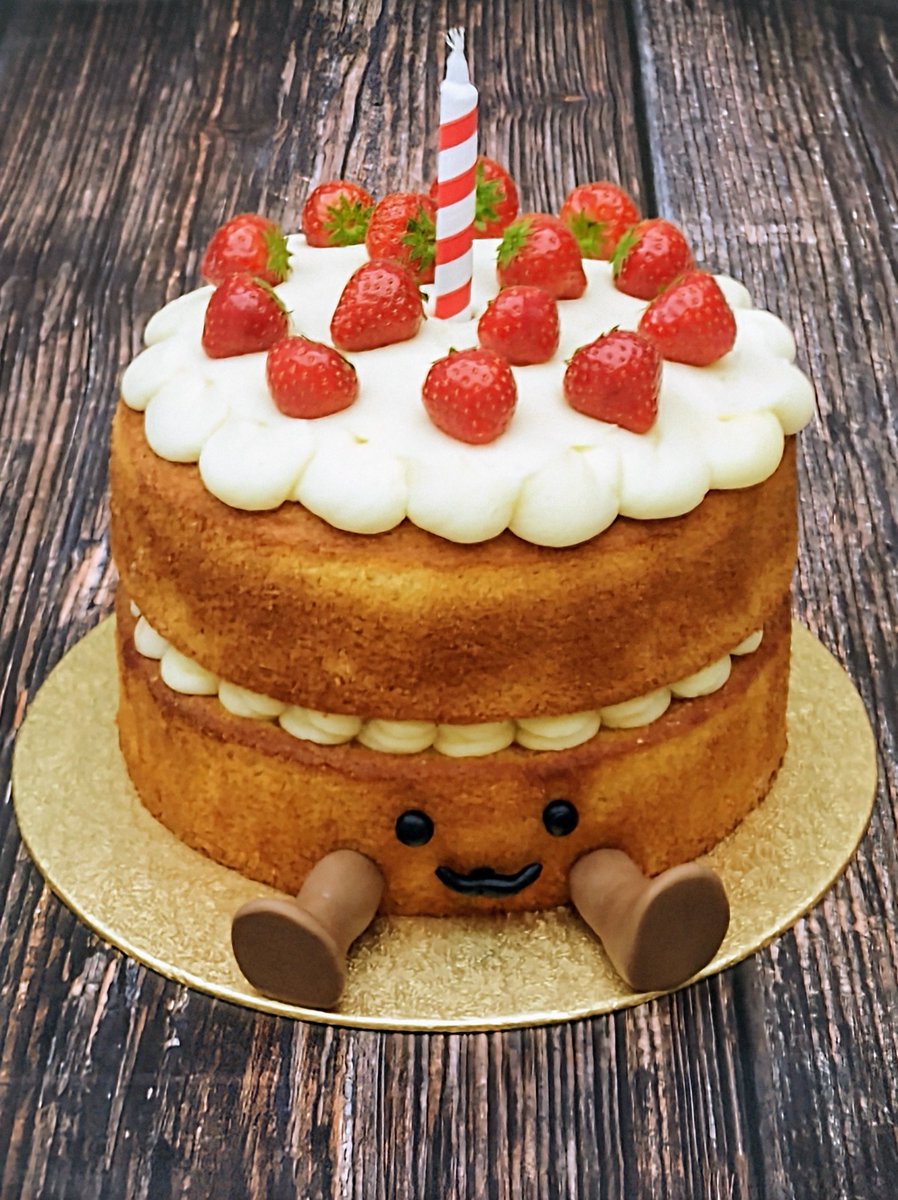 For my baking student's birthday, she's had a tough time and not been able to bake. Mum bought the #jellycat plushie version for her, I was tasked with making it into an edible version. Warm milk sponge cake very similar to store bought in texture, tastes nicer though!