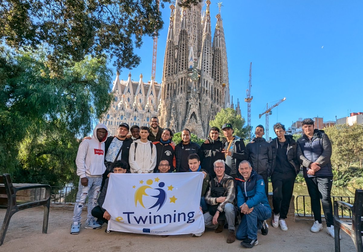 cap_elec's tweet photo. 🇪🇺 Semaine PS2ET à Gérone : Formation EnR, TP domotique, découverte de Barcelone ! Nos élèves 🇫🇷🇪🇺🇪🇸 unis aussi dans une action solidaire pour #Valencia ❤️

#lycéepro #InnovationPédagogique #Collaboration #ProjetsÉducatifs #ClimateAction #KA210VET #ÉchangesÉtudiants #Citoyenneté https://t.co/e6VuLRWE7b