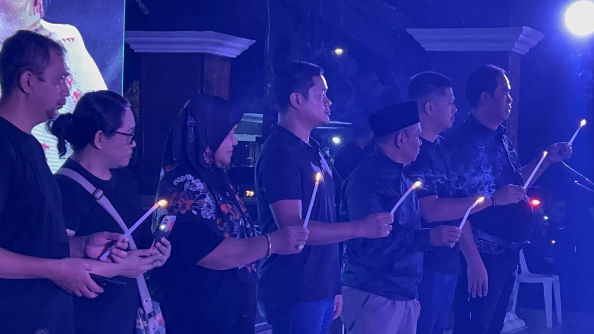 smninews's tweet photo. 📍 Rizal Park, Davao City

TINGNAN | Candle lighting and Prayer Rally for Vice President Inday Sara Dutere suportado at dinaluhan ng mga Dabawenyo. | via Jean Domingo https://t.co/LFtXzKbwIm
