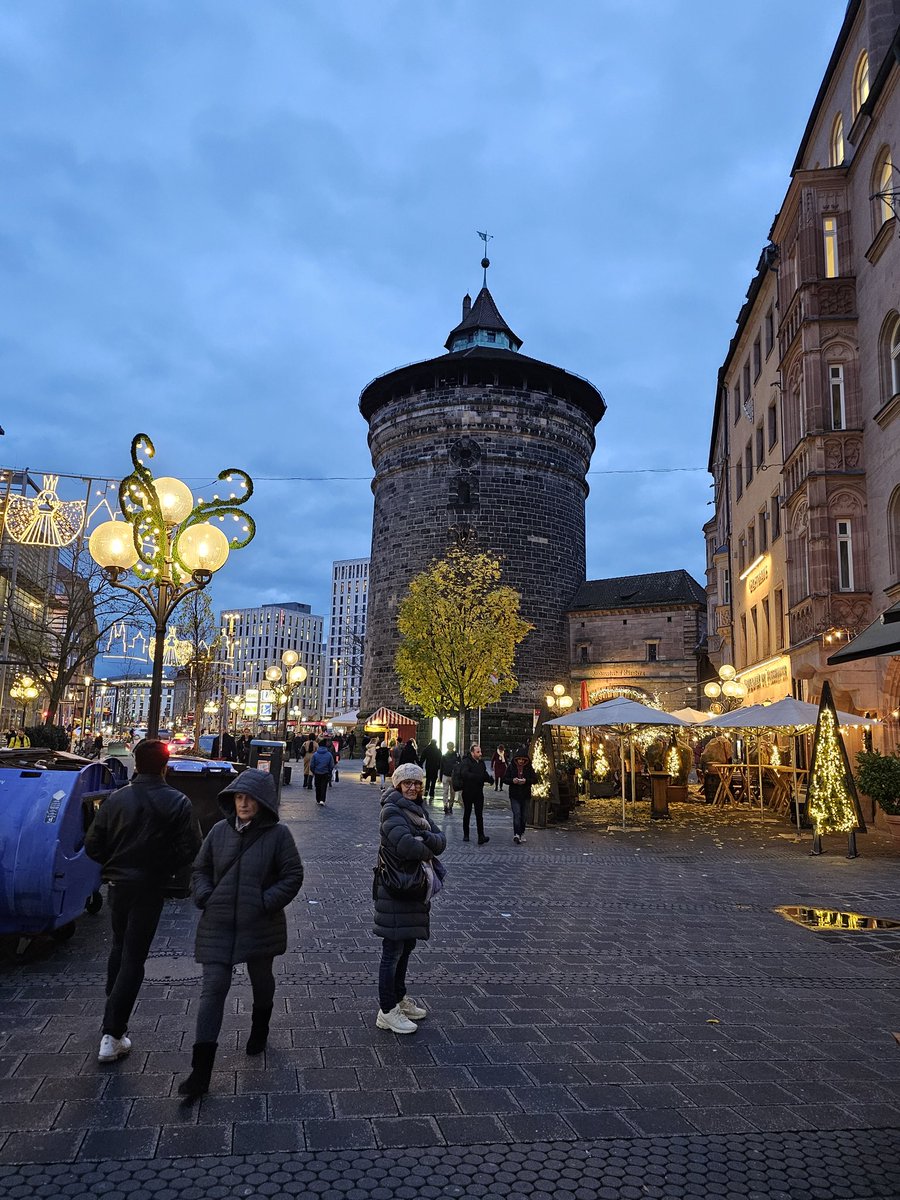 Nurenberg se prepara para las navidades. 1 ciudad hermosa. Su gente es muy agradable. No es 1 ciudad global. Cuando se dice q Alemania está crisis, es para reírse. Se dice q su PIB es inferior al de España. Lo q cuenta es el PIB per cápita. Alemania: 52.000 euros, España: 32.000.