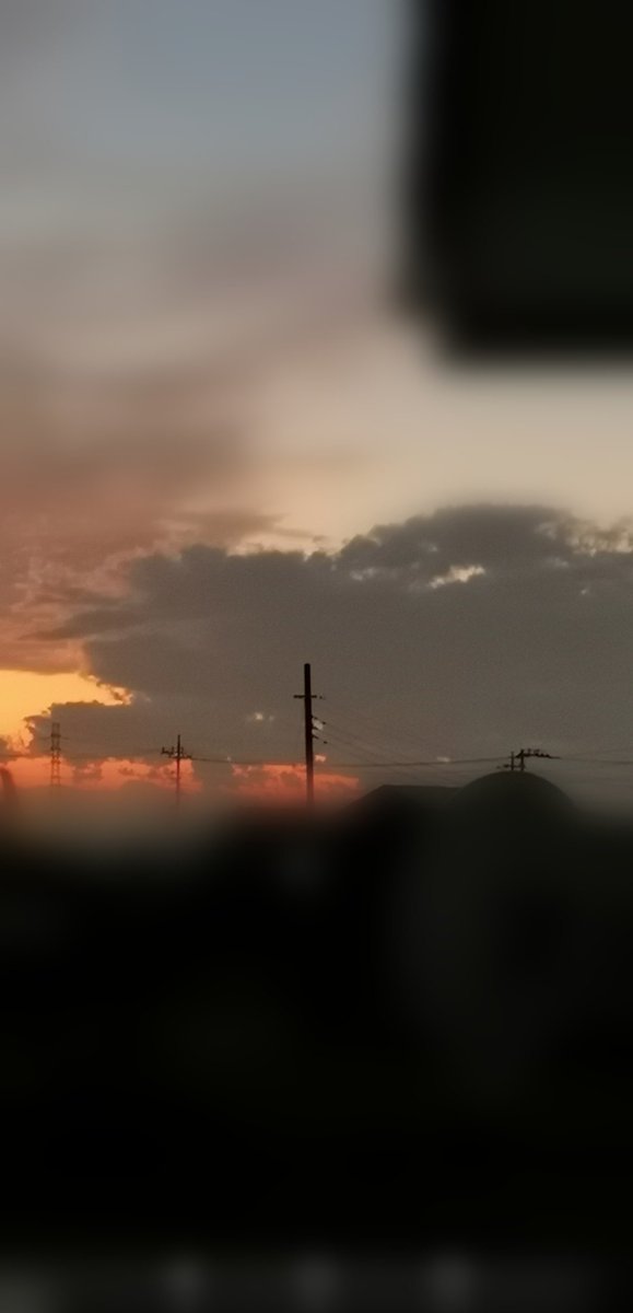 blue_rose443's tweet photo. 部屋から見た夕焼けが綺麗だな～と、ベランダに出て写真を撮ろうとしたら、夕焼けより気になるものを発見！(†∀†)ｷﾗｰﾝ

横顔の龍神様(に見える)雲☁

#雲 #夕焼け #龍神様 #また会えたね #龍 #神様 https://t.co/sc9BPOBdz4