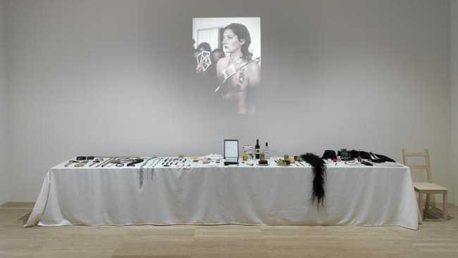 อิตาลี ปี 1975 หญิงสาวคนหนึ่งนั่งอยู่ที่โต๊ะพร้อมกับป้ายที่เขียนว่า 

‘บนโต๊ะตัวนี้มีสิ่งของทั้งหมด 72 ชิ้น คุณจะใช้มันกับฉันยังไงก็ได้ —ใน 6 ชั่วโมงข้างหน้า ฉันจะรับผิดชอบทั้งหมด‘

บนโต๊ะมีน้ำผึ้ง กุหลาบ ขนนก ไปจนค้อน เลื่อย ปืน กระสุน

ทุกคนคิดว่าจะเกิดอะไรขึ้นคะ

/0