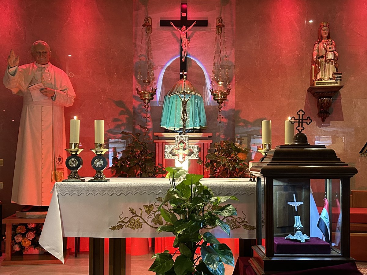 AlbaJuanPabloII's tweet photo. Hoy, sábado, hemos tenido el último acto programado en nuestra parroquia en esta #RedWeekACN y, que menos que hacerlo de la mano de María con la oración del #SantoRosario por los #CristianosPerseguidos preparado por @AyudaIglesNeces.
Junto a Ella hemos recorrido los misterios de gozo pidiendo por nuestros hermanos que sufren.
Y hemos terminado recibiendo la bendición con la Cruz que custodia nuestra parroquia, una Cruz que tiene los signos de la persecución ya que procede de una iglesia profanada por el fundamentalismo islámico en Irak.