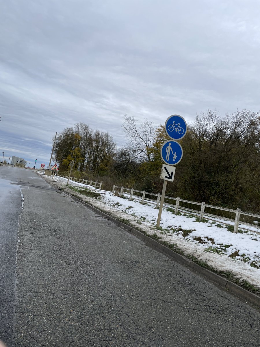 gillespaveau's tweet photo. @MDB_Palaiseau @ClientsRATP @gdelasteyrie À cet endroit la piste cyclable est obligatoire. Mais comment tourner à gauche au feu suivant… L’aménagement n’est pas prévu depuis la piste. L’endroit est dangereux même en voiture les bus arrivant en face savent qu’ils auront le feu «vert», donc orange = stop coûte que coûte🥵 https://t.co/tc3yH2R0uL