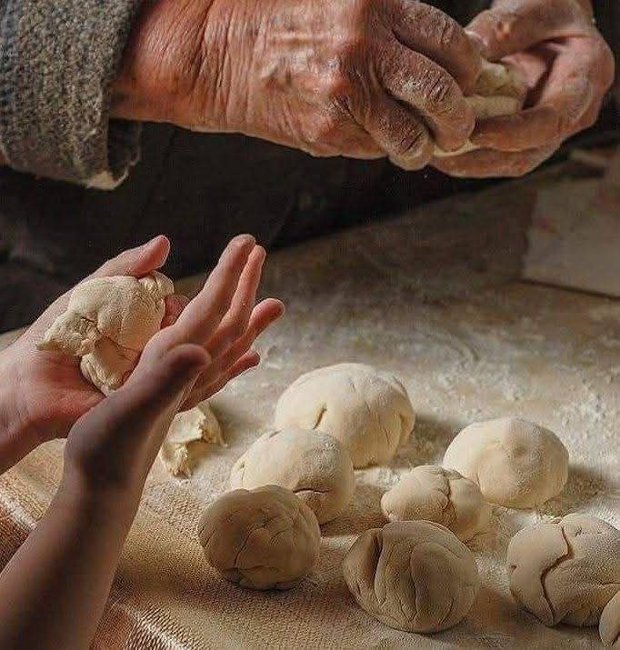 "إنَّما تُبنى البيوت بالمحبة، وتُعمَّر بالتراحم، وللزواج غاية وهي الأُنس؛ عقلٌ بجوارِ عقل، وقلبٌ مربوطٌ بقلب، ويدٌ تُداوي، وروحٌ تُعين، ونفسٌ تُطمئِن."