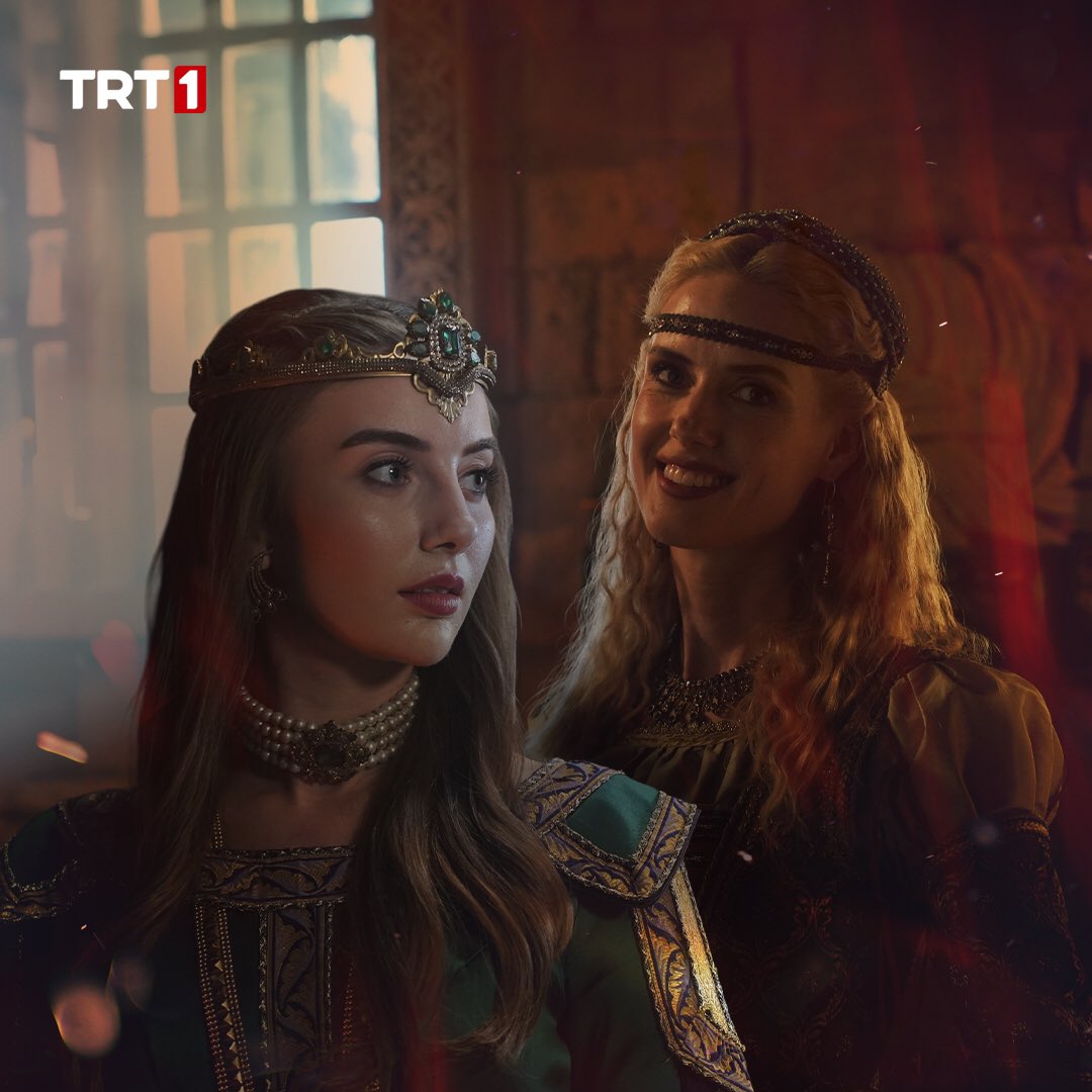 Nadia, Anna’nın tehditlerine rağmen Guistiniani’yi öldürmek isteyenin Notaras olduğunu İmparator Konstantinos’a söyledi. Bu hamlesiyle, Anna ve Guistiniani’nin arasını daha da açarak amacına ulaştı.💔

#MehmedFetihlerSultanı her salı saat 20.00'de <a href="/trt1/">TRT 1</a> 'de!