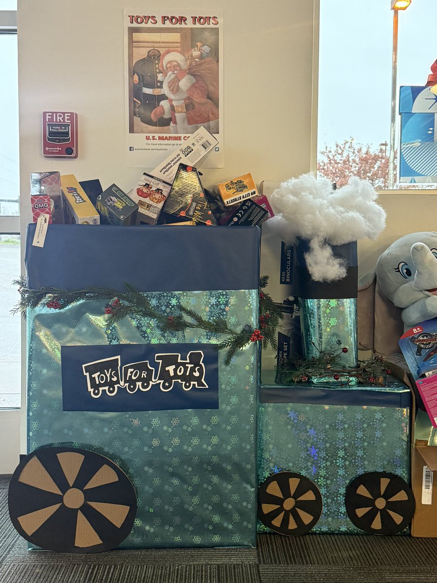 CindyLSac's tweet image. @TeamForceOHPA bringing the love for the kids with 1️⃣0️⃣0️⃣➕ Toys so far!! Also, shoutout to one of my ASMs @att_morgan for the BEST #ToysforTots Box around!! 🚂 #ProudRSM🍓 #LifeAtATT🌐 @gilbyfc @team_oselett @404girl