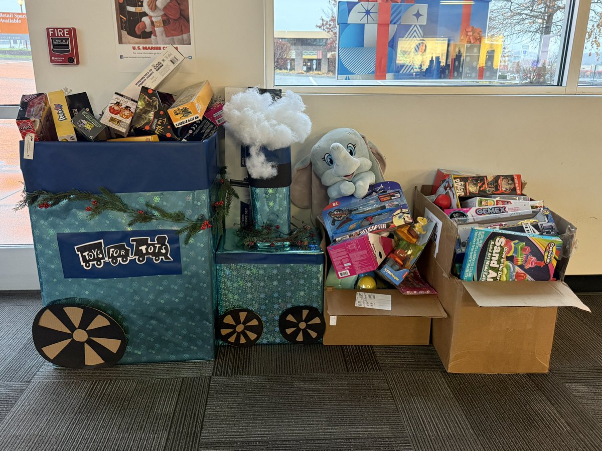 CindyLSac's tweet image. @TeamForceOHPA bringing the love for the kids with 1️⃣0️⃣0️⃣➕ Toys so far!! Also, shoutout to one of my ASMs @att_morgan for the BEST #ToysforTots Box around!! 🚂 #ProudRSM🍓 #LifeAtATT🌐 @gilbyfc @team_oselett @404girl