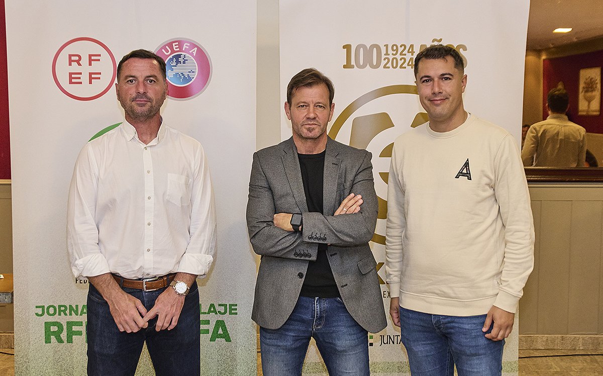 FedExFutbol's tweet photo. 📚 | #Formación |

💥¡LO HABÉIS VUELTO A HACER! 💥

✅¡Nuevo record de asistencia en las ♻JORNADAS DE RECICLAJE para entrenadores de fútbol organizadas por @FedExFutbol!

Casi 150 entrenador@s extremeños han asistido al evento celebrado hoy en Mérida, que ha contado con las ponencias de Manuel Mosquera, Chema Candela y Jaime Heras.

👏👏👏¡GRACIAS A TODOS!

#Extremadura💚🤍🖤
#JugamosEnEquipo