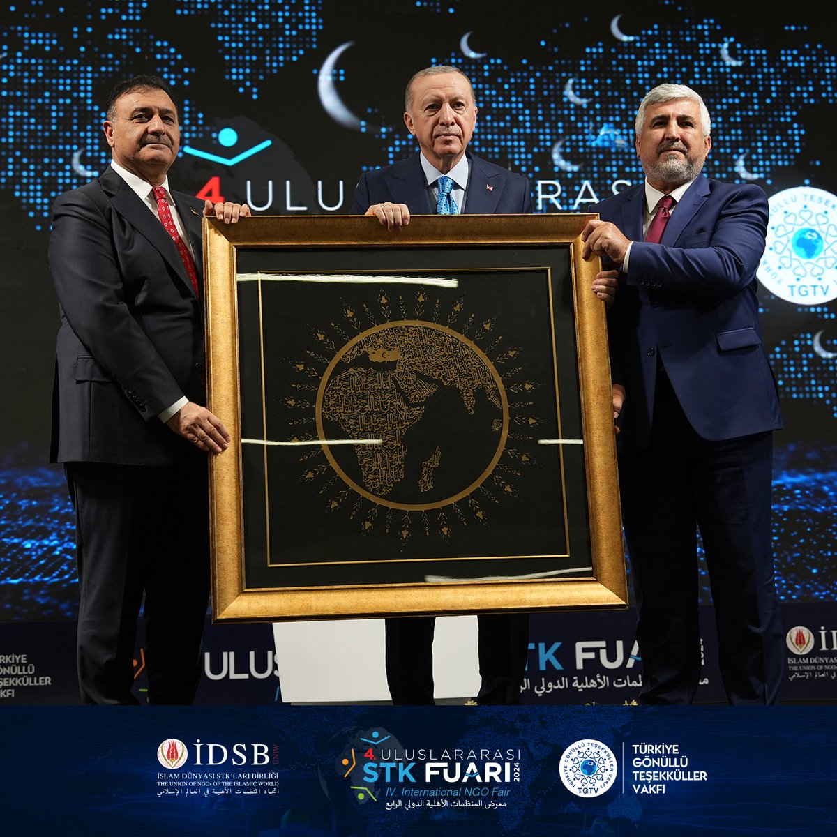 İslam Dünyası Sivil Toplum Kuruluşları Birliği (İDSB) Genel Sekreteri Eyüp Akbal ve Türkiye Gönüllü Teşekküller Vakfı (TGTV) Yönetim ve İcra Kurulu Başkanı Av. İsmail Tuğrul, Cumhurbaşkanımız Sayın Recep Tayyip Erdoğan’a hediyelerini takdim etti.

#STKFuarı