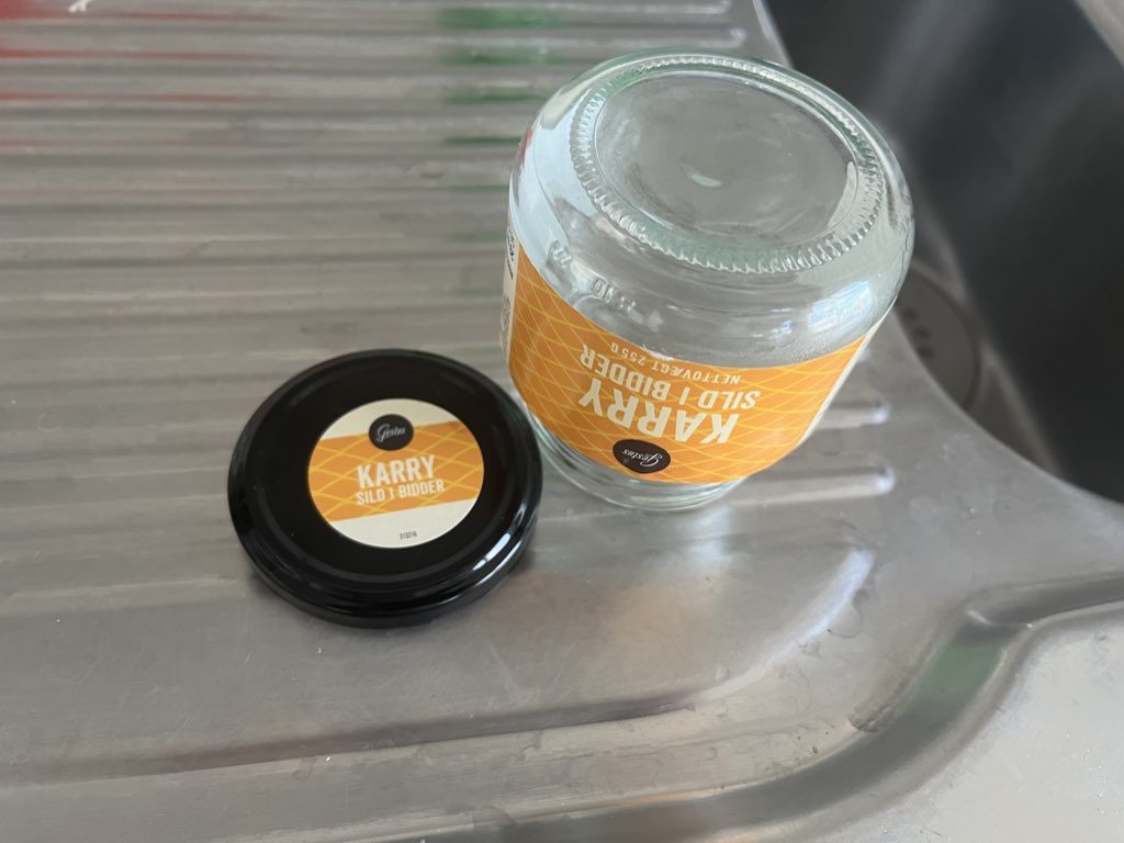 Maður kaupir sér sína karrýsíld og borðar í góðri trú. Vesen framundan við að skila af sér umbúðunum, þar sem hvorki gler né málmur má fara í þessar nýju fjórar heimilistunnur.

Takk fyrir þessar breytingar <a href="/sjalfstaedis/">Sjálfstæðisflokkurinn</a>.