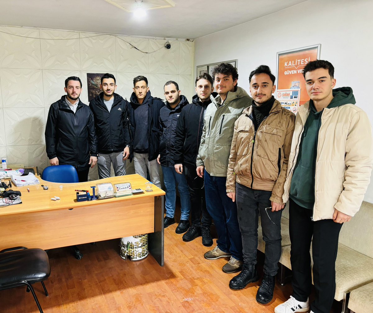 📍 İlçe Gençlik kolları yönetim kurulu üyemiz, Teşkilat başkanımız Emirhan Taşdelen’i , İlçe başkanımız Emre AK ve yönetim kurulu üyelerimiz ile iş yerinde ziyaret ettik.