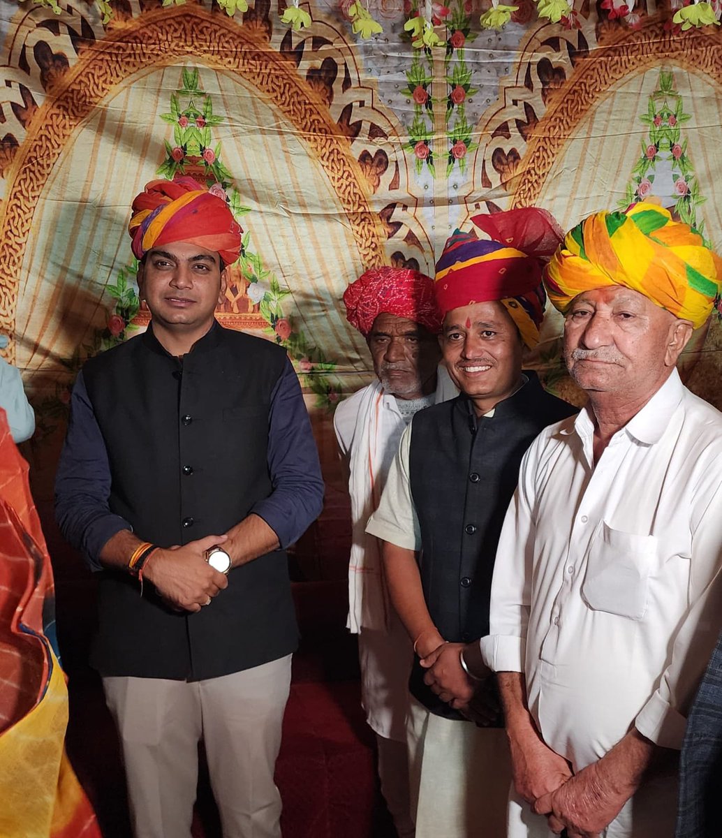 SubhashCKSG's tweet photo. क्षेत्र के विभिन्न वैवाहिक समारोह में सम्मिलित होकर अपनो से मुलाकात की और उन्हें शुभकामनाएं दी। https://t.co/sVT7dLphZc