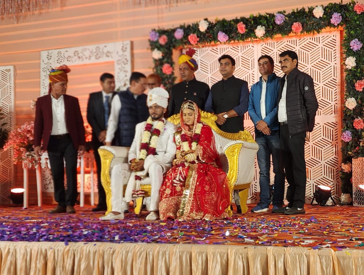क्षेत्र के विभिन्न वैवाहिक समारोह में सम्मिलित होकर अपनो से मुलाकात की और उन्हें शुभकामनाएं दी।