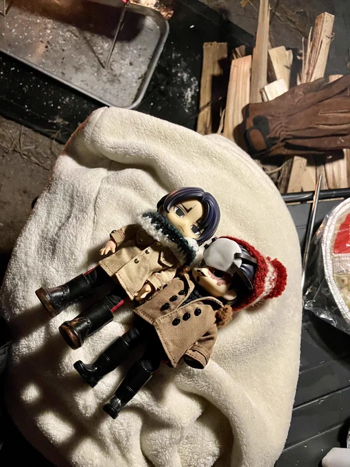 風が出て寒くなってきたので湯たんぽ(鯉鶴ちゃんが乗ってるもふもふ)作って寝ます寒さ対策万全です!寒さは下から来るので毛布めちゃくちゃ重ねました(兵長!)ホッカイロも貼りまくり周り誰もいない山で真っ暗ですコワイでも鯉鶴ちゃんと兵長(毛布)がいるから 