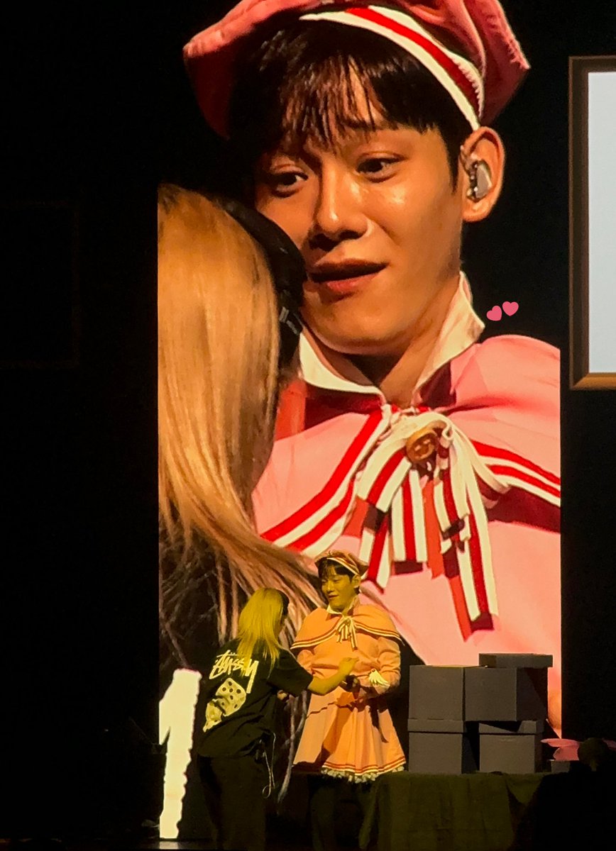 kokokbop's tweet photo. This got me laughing earlier 🤣 chen’s reaction caught on big screen when the staff even had to zip up the costume to complete the whole look 🤣 https://t.co/RnwyhjKlUK