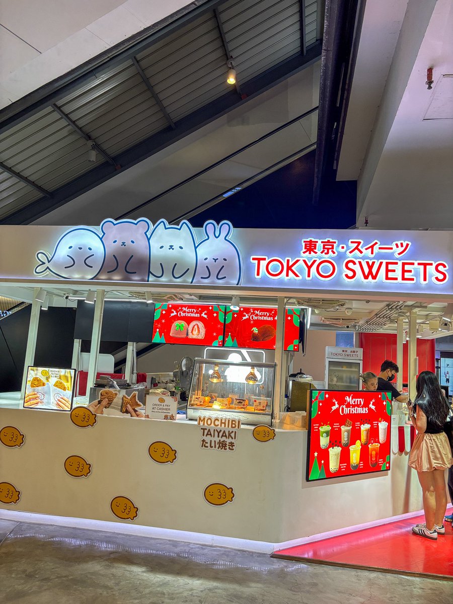 viewwrs's tweet image. 🍡🍓Tokyo sweets ออกขนมตัวใหม่ฉลองเทศกาลแห่งความสุขนี้ Mousse Choc Mochiese Strawberry โมจิครีมมูสชิ้นใหญ่ ด้านนอกเป็นแป้งโมจิช็อกนุ่มๆ ครีมช็อกเจ้มจ้นกินกับสตอเบอร์รี่สดลูกเบอเริ้ม กินละเฟรชมาก อร่อยเต็มคำสุดๆ ซื้อกินเองก็ดีหรือให้คนพิเศษก็เริ่ด จัดเลยค่าา🎁🎄 #tokyosweets