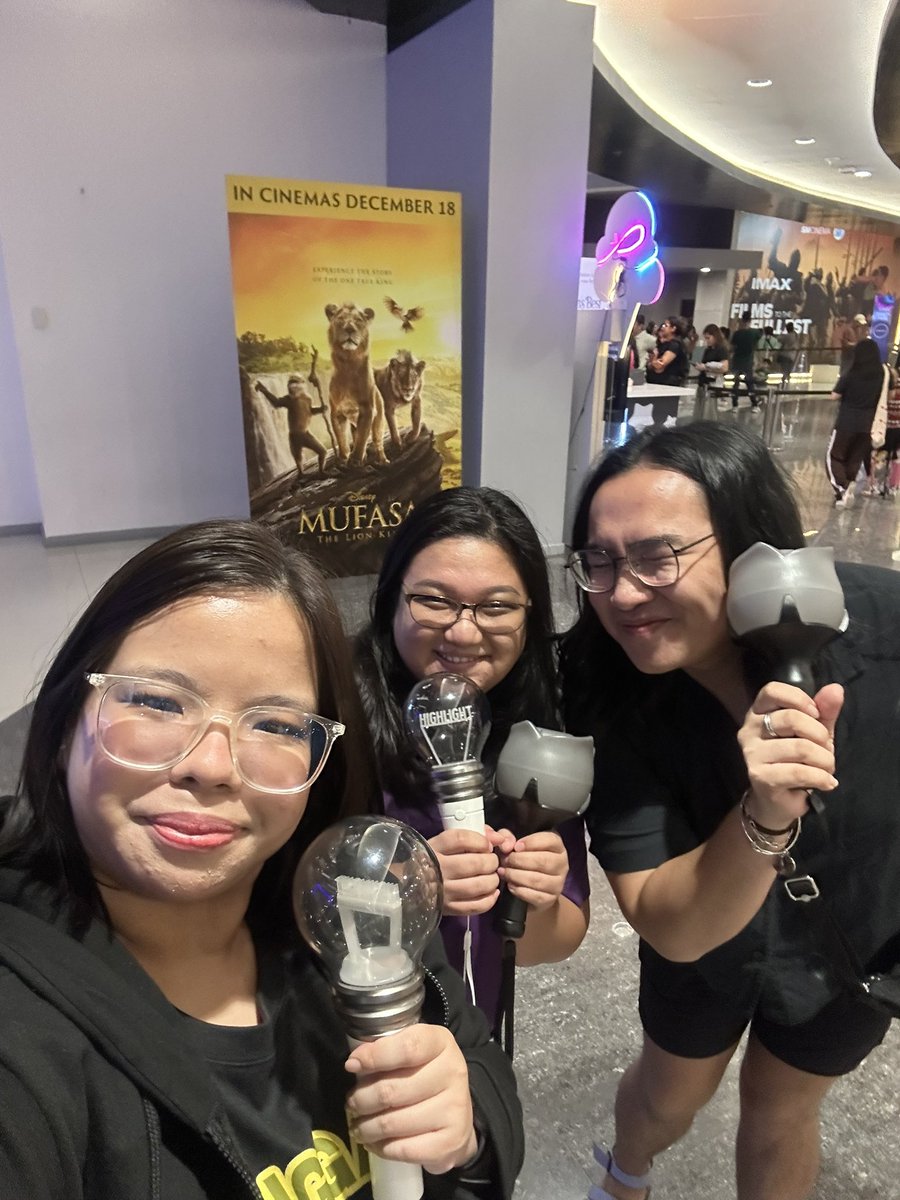 Tkwangg's tweet photo. HIGHLIGHT Lights Go On again 💡💫 

Team SM Clark! 

#HIGHLIGHT #LIGHTS_GO_ON_AGAIN_IN_CINEMA https://t.co/m1tgVCqjvY