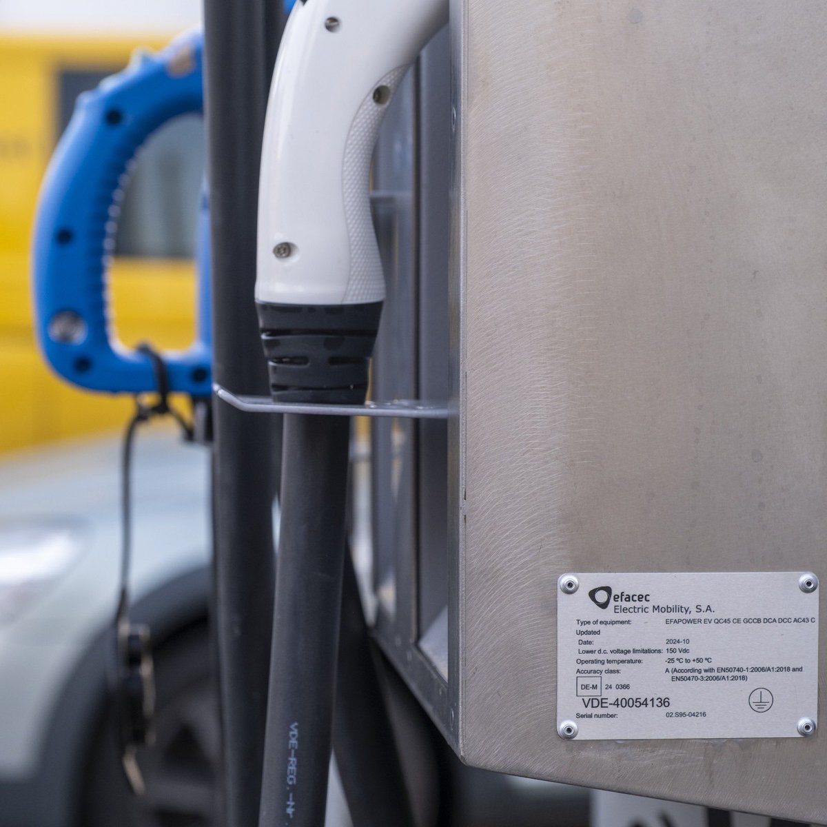 EmobilityEast's tweet photo. Die eichrechtskonformen Zähler befinden sich in einem neuen Gehäuse, das im Rahmen der Hochrüstung installiert wird. daran erkennt Ihr in Zukunft die ER-Konformität. Weitere Geräte werden in Kürze installiert, wir halten Euch auf dem Laufenden! https://t.co/okeo0dlwkh