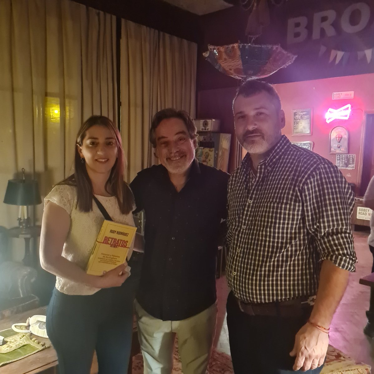 MicaelaNavill's tweet photo. Estuvimos en la presentación del libro de Rody Rodríguez "Retratos", una obra que nos permite conocer la historia de nuestros primeros vecinos y nuestra identidad local. 

¡Felicitaciones Rody, gracias por tu contibrución a la cultura de Hurlingham!

#Hurlingham https://t.co/Ru6dqnyMv0