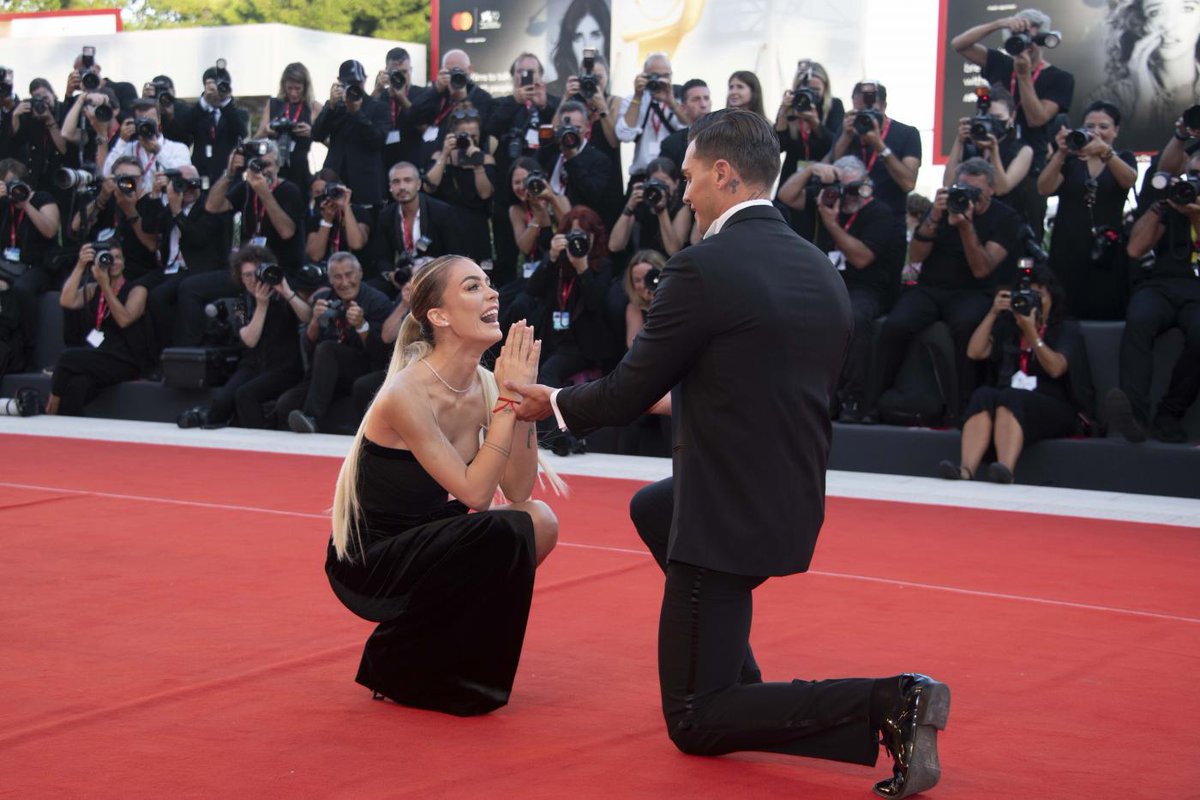 tempoweb's tweet image. "Ho protetto nostra figlia": Sophie #Codegoni rompe il silenzio dopo l'arresto di Alessandro #Basciano 
#23novembre #iltempoquotidiano #arresto #stalking 
iltempo.it/personaggi/202…
