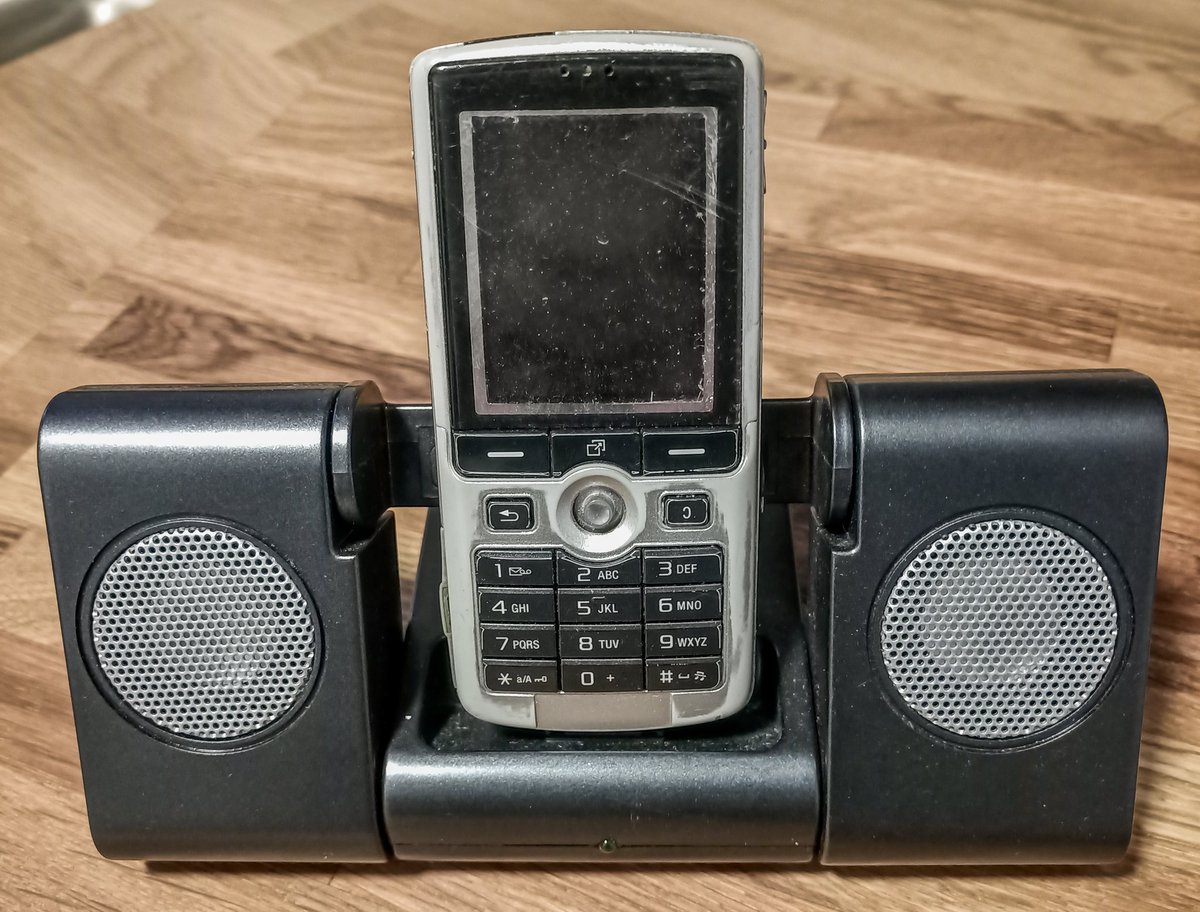 Nostalgi 
 Hittade Ericsson mobilen med dockningsstationen/musikanläggning. Kanske 22-25 år gammal.
Nog var man en yuppivärsting
