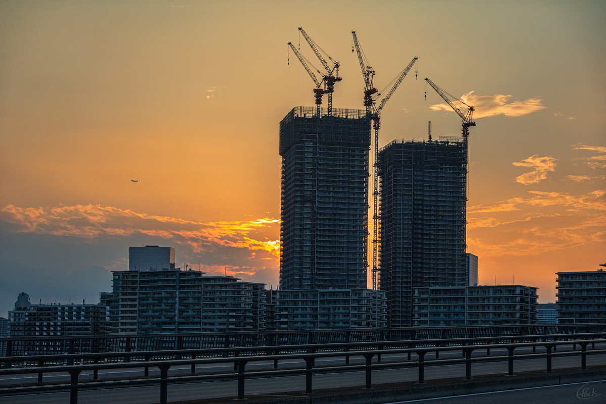 chrispack1986's tweet photo. A #sunset I captured walking from #Odaiba to #Shinjuku. 

#ChrisPackPhoto #construction #crane #goldenhour #Tokyo #Japan #GoGoNihon #sonyrx100vii #city #citylife #cityscape https://t.co/vuqkr4kQWn
