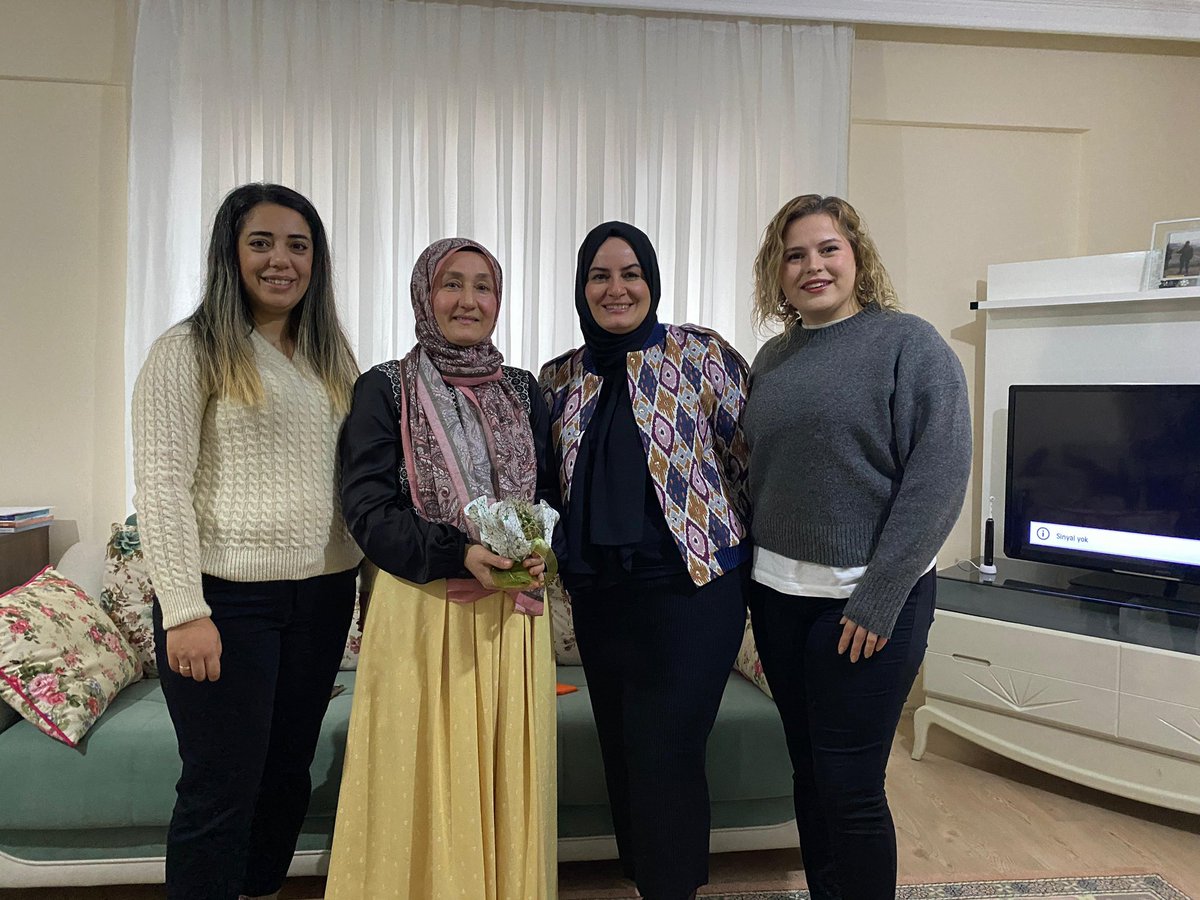 akkadinizmit41's tweet photo. İlçe Kadın Kolları Başkanımız @Pnaratabay1 ve yöneticilerimiz ile beraber, Öğretmenler Günü sebebiyle istişare kurulu üyemiz emekli öğretmen Hacer Aksu’ya ziyarette bulunduk.

@aysekesir 
@yyaseminozdemir 
@erkankandemir 
@SahinTalus https://t.co/ru1nX02sxf
