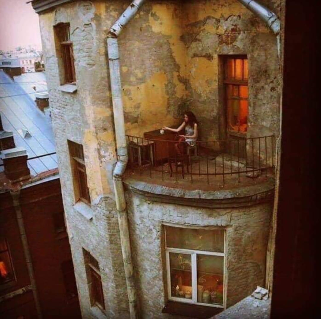 normalsozluk's tweet photo. "İnsanlar balkonu anlamadı. 
Onu salona, yatak ya da oturma odasına dahil ederken metrekare kazandığına sevindi de, her evden bir düş odası eksildiğini fark etmedi."

Enis Batur https://t.co/D2chKk6liP
