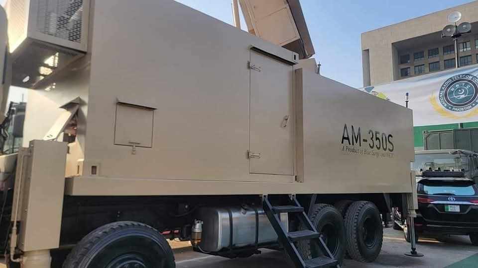 developingpak's tweet photo. #IDEAS2024: 🇵🇰 Pakistan unveils AM-350S, a 350km range 3D AESA radar, jointly developed by NRTC & Blue Surge Tech.
— A milestone in self-reliance, it highlights Pakistan's growing electronic warfare capabilities
#IDEAS #IDEAS2024 #IDEASPakistan #IDEASKarachi #IDEASExpo #IDEASExpo2024 #Karachi #HIT #FAARIS #Pakistan #PakistanArmy 🇵🇰🇵🇰