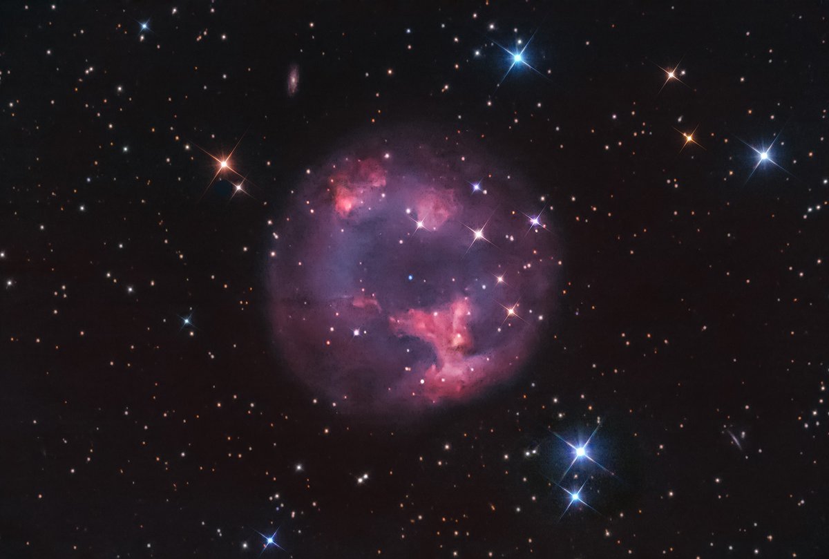 alex_riveiro's tweet photo. Esta es la nebulosa planetaria Abell 7. Está a 1800 años-luz, al sur de la constelación de Orión en el firmamento de la Tierra. Mide 8 años-luz y es producto de una estrella, similar al Sol, que ha llegado al final de su vida. El Sol pasará por esta misma fase dentro de 5000 millones de años, antes de convertirse en una enana blanca. #FelizSabado