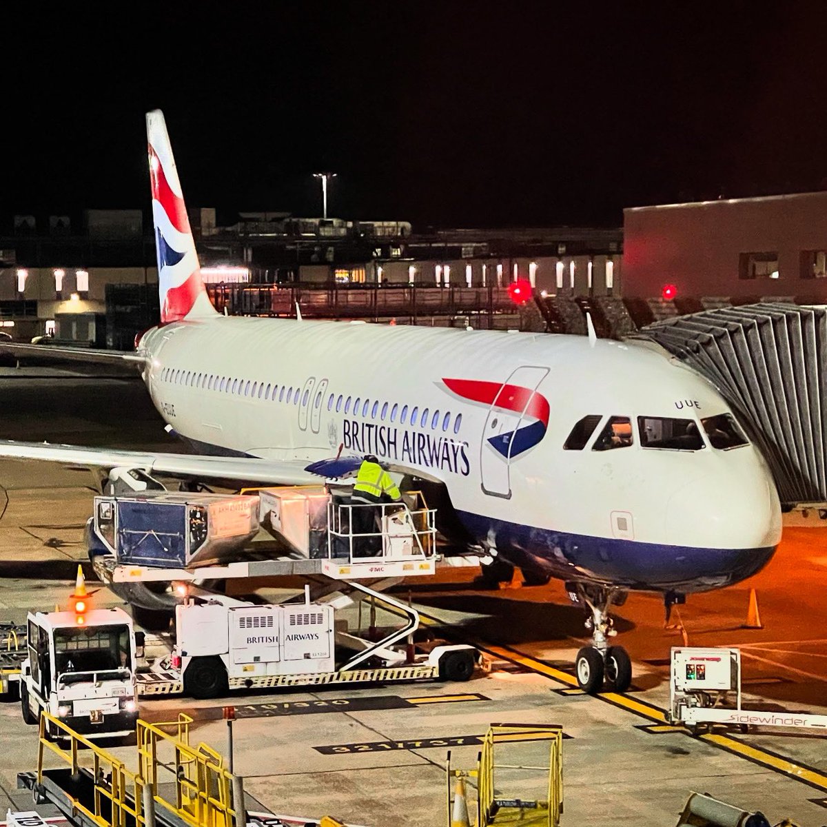 LDN arrivals 🇬🇧✈️#avgeek #avgeeks #aviation #london #Britishairways #aircraft #Airbus #A320