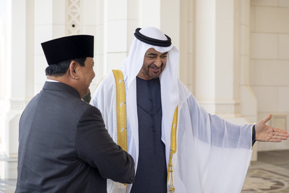MohamedBinZayed's tweet photo. Merupakan suatu kehormatan bagi kami untuk menyambut Yang Mulia Prabowo Subianto di Abu Dhabi dalam kunjungan pertamanya ke Persatuan Emirat Arab sejak dilantik menjadi Presiden Republik Indonesia. kita telah membahas penguatan kerjasama untuk mendorong hubungan bilateral kedepan, demi kemaslahatan kedua bangsa dan negara.
Hubungan Persatuan Emirat Arab dan Republik Indonesia yang sangat kuat dan mengakar telah mengalami pertumbuhan yang signifikan dalam beberapa tahun terakhir, khususnya dalam bidang pembangunan. berangkat dari prinsip yang kokoh ini, kita akan melanjutkan kerjasama untuk memperluas cakupan bidang kerjasama di antara kita, serta mempergunakan setiap peluang yang ada.