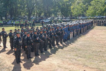 ParaguayTVHD's tweet photo. ▶️El despliegue de fuerzas del orden que abarca el barrio Obrero y zonas aledañas, asegurando el bienestar de los asistentes mediante controles estratégicos y presencia policial reforzada.

#LaGranConquista https://t.co/NjOzTWtmQC
