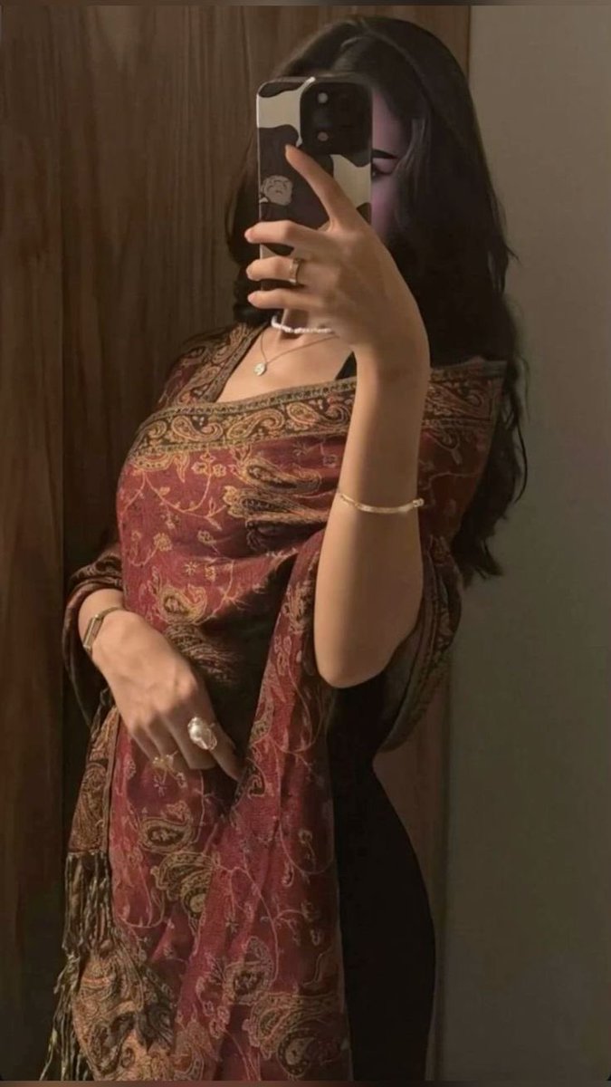 اشتقت ، لأنسامك وريحة عطرك اللي فوق شالك 
ومجدلٍ يومه يلوح اطفى مصابيح المدينة 

ولعنقك اللي كل ما شلت الشعَر وانا قبالك 
فز اقحوانه وانتثر واورق بـ جذره ياسمينه 

ولعودك المبري هذاك اللي … إلى ما غير ذلك 
ماني مكمّل يحسدونك في مزاياك الثمينة