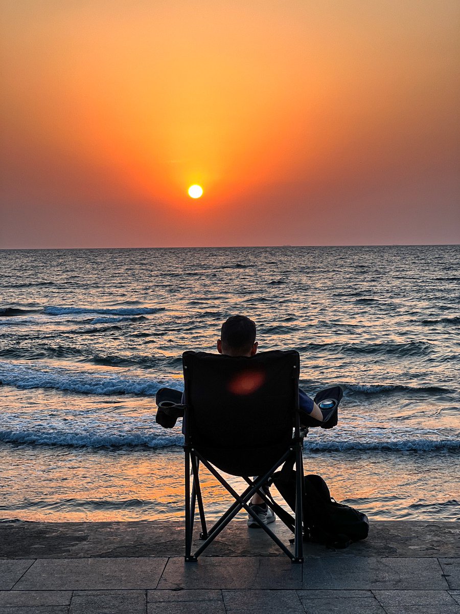 "وإن ضاقت بكَ الأيامُ صبرًا 
 ستولدُ بعدَ صبركَ ألفُ بشرى
 وتنهلُ مِن سرورِ العُمرِ حتى
 كأنكَ لم تذق بالأمسِ مُرّا"