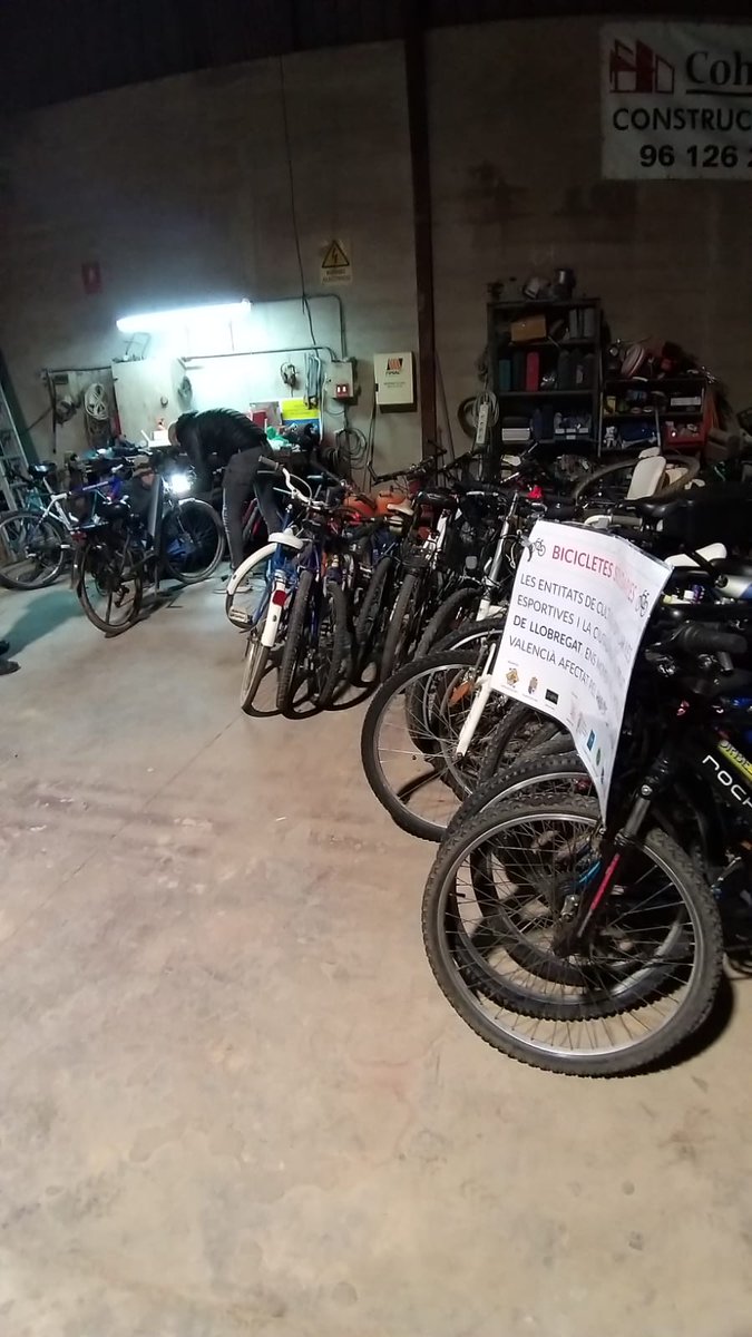 CastellersPrat's tweet photo. Amb @GegantsPrat i @Triplayprat Ahir vam entregar les més de 40 bicicletes recollides a la zona zero per la DANA. Els companys de @DOYOUBIKE ja les van començar a posar a punt i s'entregaran gràcies també a @FundContador
👇🏽 https://t.co/Ur9ZqBwqFh