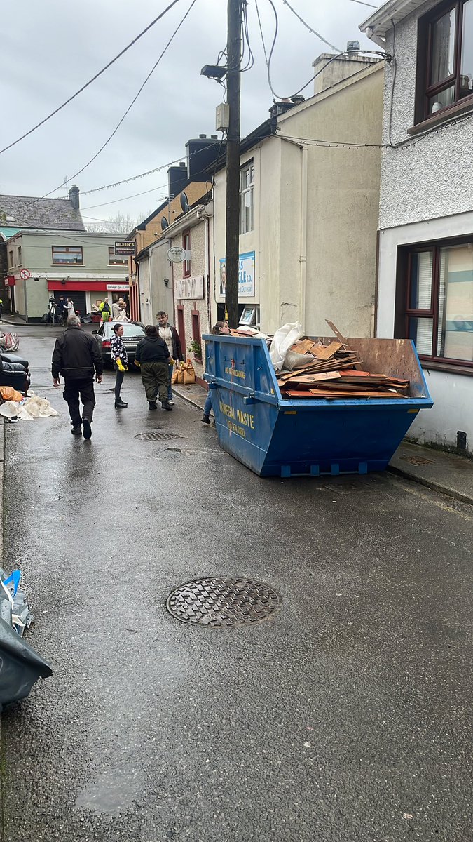 KevinFurey17's tweet photo. Clean up underway in Killybegs following over night flooding.

#donegal #killybegs #StormBert https://t.co/g1GNoCy4k2